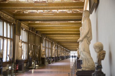 bâtiment avec des statues vues sous un angle ras du sol