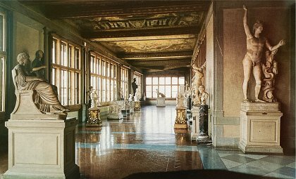 乌菲齐美术馆第二走廊：眺望维奇奥桥与波提切利古典雕塑| Uffizi Museum